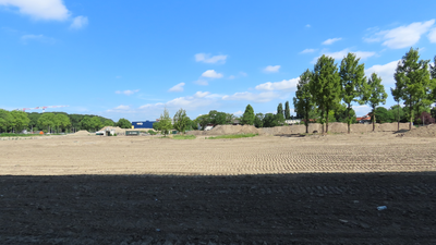 915147 Gezicht over het braakliggende terrein tussen de Europalaan (links) en de Kanaalweg te Utrecht, waar het ...
